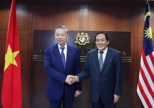 Party leader meets with Malaysian Senate President in Kuala Lumpur